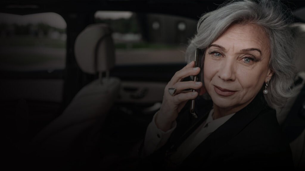 Femme en voiture au téléphone